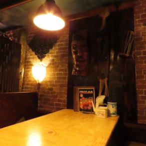 洗練されつつも心が安らぐような間接照明が、落ち着いた大人の空間を演出するテーブル席で、ゆったりとお食事やお酒をお楽しみいただけます♪リラックスできる居心地満点の空間は、大切な方との語らいや、静かに過ごしたい夜にぜひご活用いただきたい特別な雰囲気。細部までこだわった内装が、印象的なひとときを彩ります◎