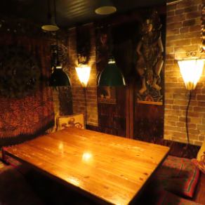 5名様前後でお掛けいただけるお席はご家族の団欒にもぴったり。ゆったりした造りの広々としたテーブル席で、のんびりとお食事を満喫◎遠い南の楽園を彷彿とさせるこだわりのインテリアが、非日常的な開放感と安らぎを与えてくれます♪大人の女性のお集まりにも適した上質空間。心ゆくまで充実した時間をお過ごしください！