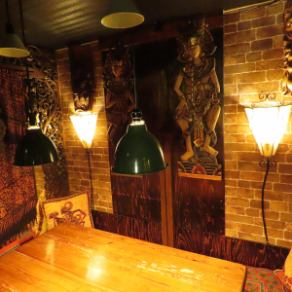 少人数から大人数まであらゆるシーンに対応できるテーブル席をご用意しております！3名様～座れるコンパクトなお席から、6名様で使える広めのお席まで、お客様に合わせたご案内が可能です◎しばしの間、時間を忘れ羽を伸ばせる大人の隠れ家的な空間。女子会・誕生日会・普段の気軽なお食事まで多彩な場面でご利用ください！