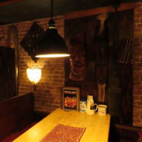 足を伸ばしてリラックスできる掘りごたつ席もご用意しております♪最大16名様までのご利用が可能で、少人数から大人数までさまざまなシーンにマッチ。異国情緒漂う特別感あふれるお席で、まるで自宅にいるかのようにくつろぎながら、エスニックな料理を楽しめます♪落ち着いた空間で、美味しい料理や会話をご満喫ください◎