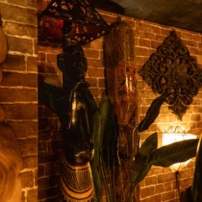 21名様～26名様まで、1Fフロアの貸切が可能◎まるで異国に迷い込んだようなムーディーな空間を皆様で贅沢に独占できます♪女子会や誕生日会はもちろん企業様のご宴会など、大人数でのパーティーに最適！手作りの内装とバリ島から買い付けたインテリアが、特別なひとときを一層盛り上げます。お気軽にお問い合わせください！