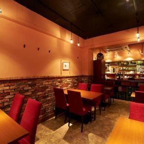 欧風店内でゆったり過ごすテーブル席