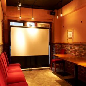 着席時18~25名様まで、立食時35名様まで対応可能です。80インチのスクリーンを無料でお貸し致します。