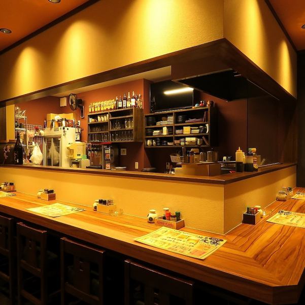 There is a counter seat popular with regulars who can enjoy the atmosphere of the yakitori shop in front of you.Ideal for dates if the counter seats are close to each other ★ Warm lighting makes the atmosphere outstanding ♪