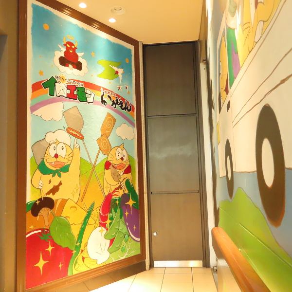【階段アートでお出迎え！！フォトスポット多数！！】新潟のデザイン専門学校の生徒さんが作ったストーリー性のある階段アート！お店に入る前からわくわく空間が広がります！！