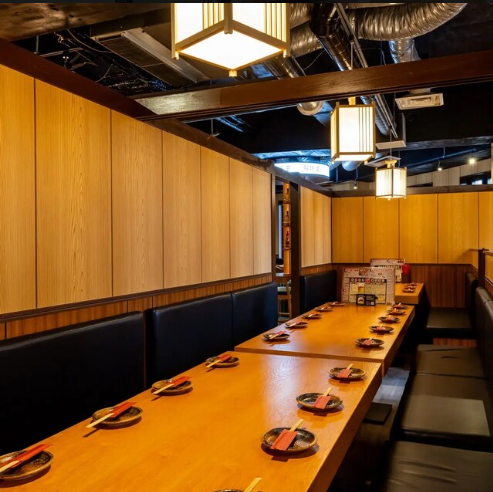 ＼最大55名OK！会社宴会にぴったりの広々個室／30名～55名まで対応できる大型の完全個室は、歓送迎会や同窓会、打ち上げなど大人数の宴会に最適。扉付きの空間だから周囲を気にせず盛り上がれ、プライベート感も抜群。人数が多くても一体感あるレイアウトで、幹事さんからも好評。大切な集まりも安心して使える空間です。