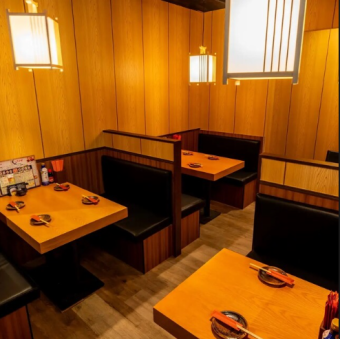 4名用ソファーは、対面でゆっくり合える落ち着いた空間。カップルやご友人との食事に最適です。気兼ねなく会話を楽しめます。