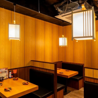 6名様用のソファー席は、ふかふかのソファーで囲むテーブルスタイル。ご家族での食事や気の合う仲間との集まりにぴったりの、くつろぎのひとときをご提供します。