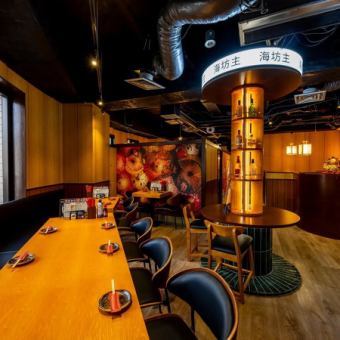 友人や同僚の食事に使いやすいベーシックなテーブル席。カジュアルな利用から宴会前の一杯まで幅広く対応