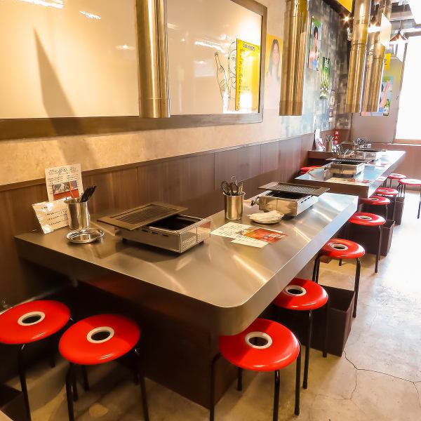 ≪釜山スタイルの店内≫目の前のテーブルでスタッフが丁寧に調理するスタイルをお楽しみいただけます。焼きたての料理が香ばしい煙と共に立ち上がり、食欲をそそります。会話を楽しみながら出来立ての美味しさを味わえるのが魅力。シェアしやすいメニューが豊富で、ライブ感あふれる食体験をお楽しみください！