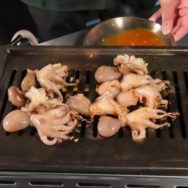 ≪みんな大好きな海鮮メニュー！鉄板メニューも絶妙な焼き加減で≫ イイダコ鉄板焼き ￥1,500（税込）