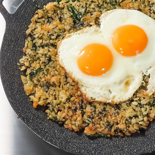 たまごが豪快に乗った〆の人気メニュー！