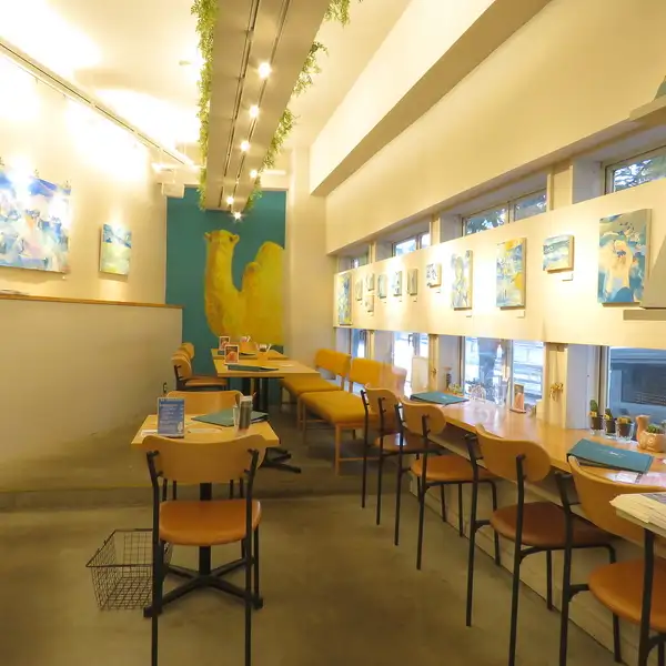お洒落な店内は月替わりの作品によってイメージががらりと変わります♪毎月新しいアートをお楽しみ頂ける空間で、より身近にアートを感じて頂けます。