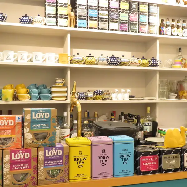 店内にはアーティストの作品をご購入頂けるコーナーもございますので、お気に入りの作品を是非見つけてください♪落ち着いた雰囲気の店内は、ごゆっくりおくつろぎ頂けます。
