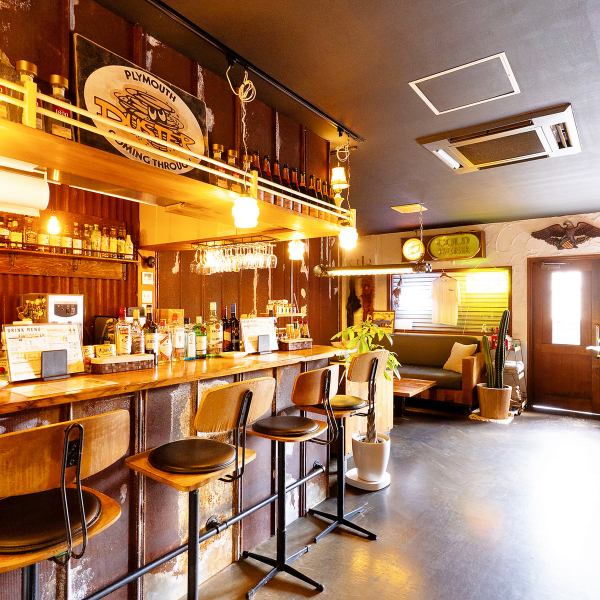 木の温もりを感じられる店内は、落ち着いた雰囲気で幅広いお客様に親しまれています。会社帰りの一杯や週末の集まりなど、さまざまなシーンに対応。コース料理も充実しているため、気軽な宴会から大切な会食まで幅広くご利用いただけます。