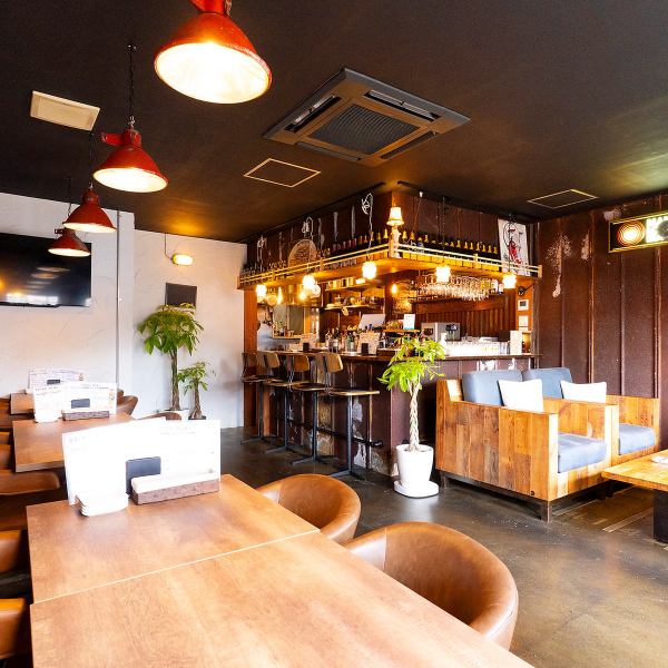 気軽に利用できるテーブル席は、女子会や少人数での宴会におすすめ。料理をシェアしやすく、自然と会話が弾むレイアウトです。コース料理と合わせて利用できるため、幹事様も安心。華やかでにぎやかなひとときを演出できる人気のお席です。