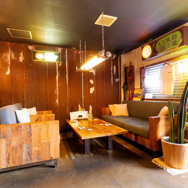 ソファー席は、ゆったりとくつろぎながら過ごせる特別感のあるお席。長時間でも快適に過ごせるため、二次会や親しい友人との集まりに最適です。落ち着いた雰囲気のなかでリラックスでき、プライベートな時間を大切にしたい方におすすめです。