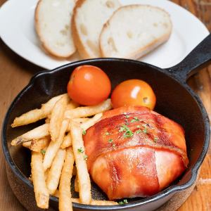 カマンベールチーズを丸ごとベーコンで包んでオープンで焼き上げました。（バケット付）