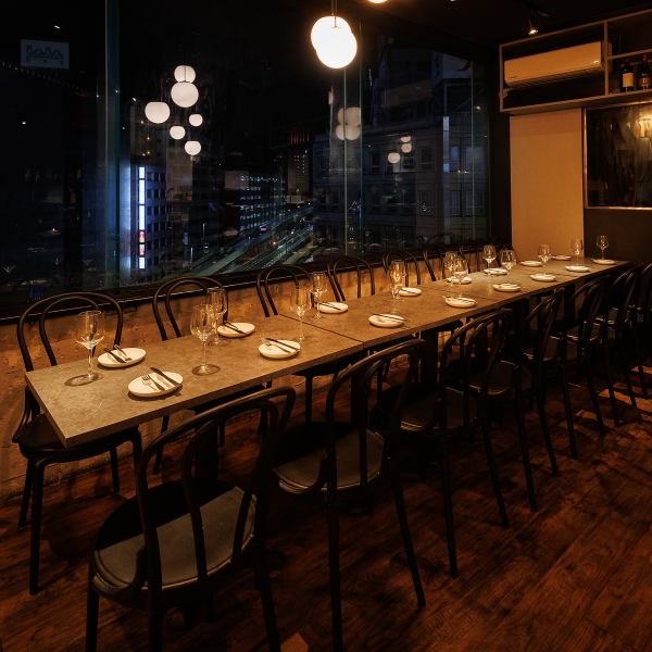 人気ナンバーワンの窓際テーブルはデートや女子会にぴったり♪落ち着いた間接照明でリラックスしてお食事を楽しんでいただけます。周りを気にせず楽しめるお洒落な店内！