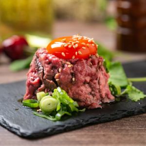 国産黒毛牛炙りユッケ