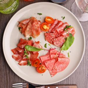 生ハムとイタリア産3種ハムの盛合せ