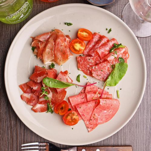 生ハムとイタリア産3種ハムの盛合せ