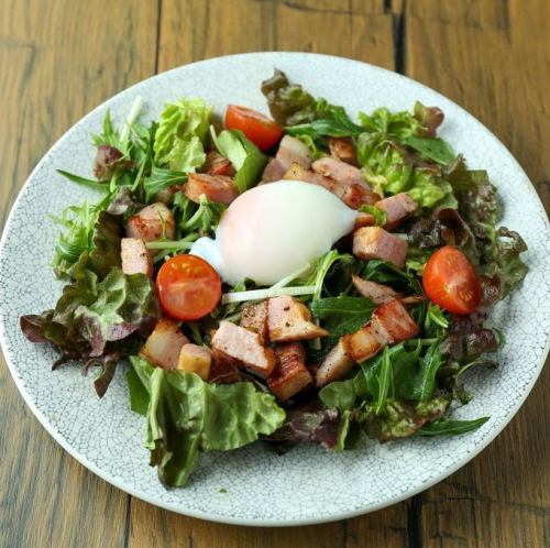 温泉卵とベーコンのシーザーサラダ