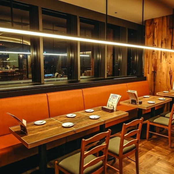 人気ナンバーワンの窓際テーブル♪落ち着いた間接照明でリラックスしてお食事を楽しんでいただけます。周りを気にせず楽しめるお洒落な店内！