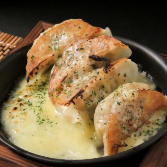 솥 구이 치즈 만두 4개