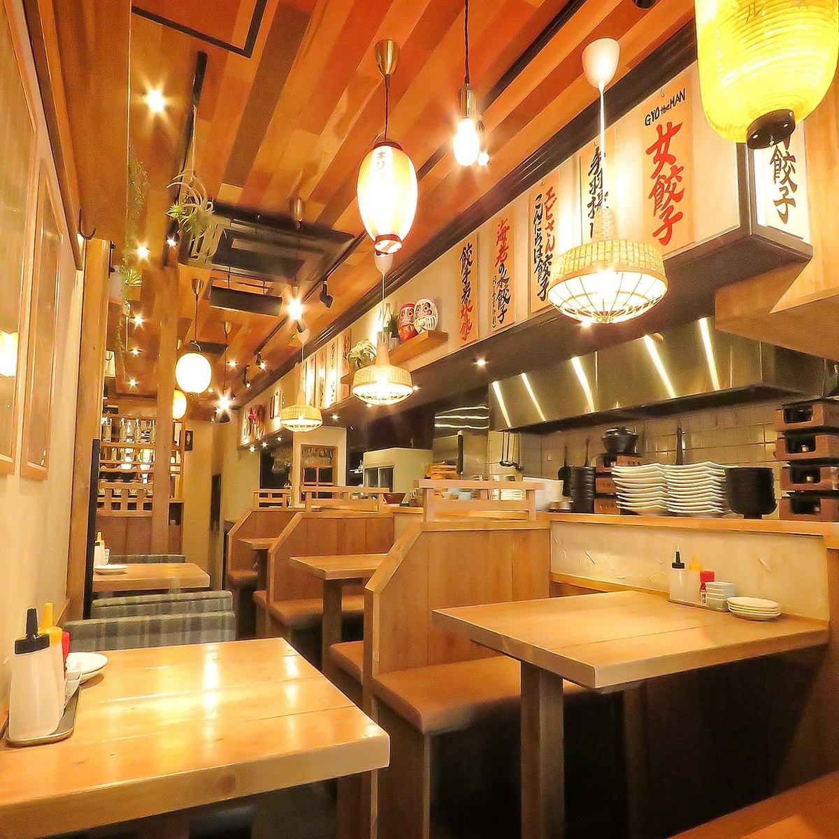 店内はウッド調で大人の雰囲気を演出！グルメな大人が集う酒場