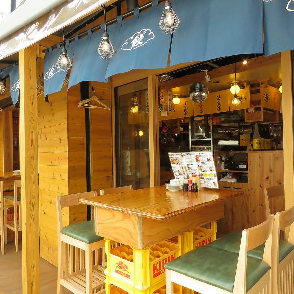 「大衆酒場」というと、「店内がちょっと汚い…」なんてイメージはございませんか？餃子男はそんなイメージを変える大衆酒場！3号店では初のテラス席をご用意☆少人数から大人数までご利用可能なお席をご用意♪お気軽にご相談ください！