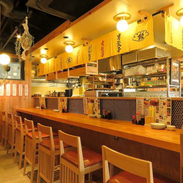 当店ではカウンター席もご用意しています。調理風景が見られるカウンター席は、ライヴ感も満載で食欲をそそります！おひとり様のお食事はもちろん、仕事帰りの一杯にも最適◎女性が一人でも立ち寄りやすい雰囲気も魅力のひとつです。餃子×パーフェクトサワーで楽しいお食事のひとときを♪