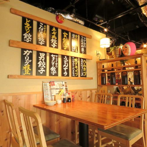 明るく開放的な店内