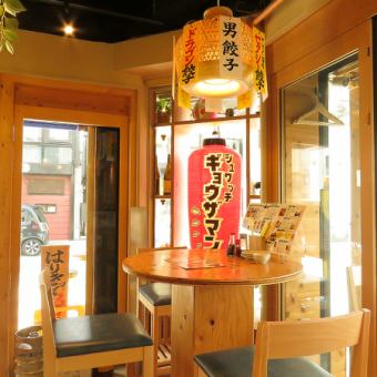 大衆酒場と言っても、店内はお洒落な空間！女子会開催にもおススメ☆小上がりのテーブル席は最大14名様までご利用可能です◎人数やご予算のご相談など、お気軽に店舗までお問い合わせください！