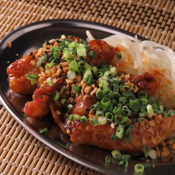 매운 닭 껍질 만두 4개