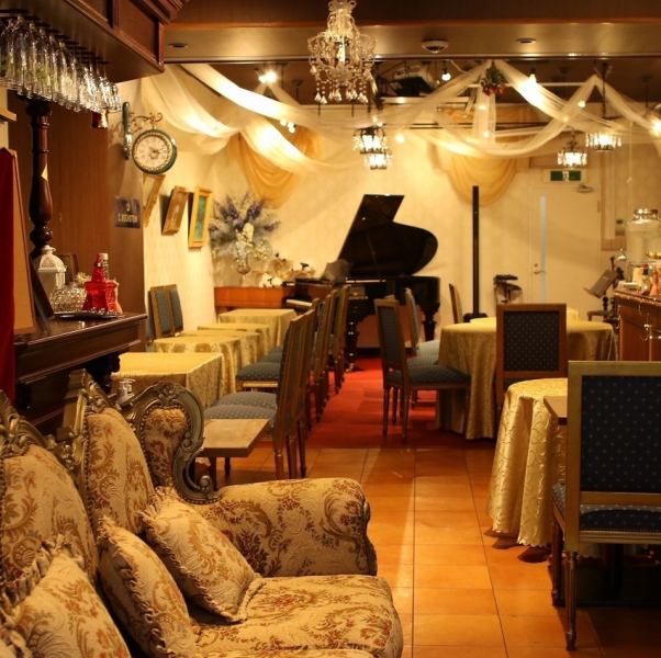 グランドピアノを常設し、最大36席のテーブル席をご用意。美しい音色が響く高級感あふれる空間は、リサイタル・発表会・貸し切りでの練習・少人数でアンサンブルを楽しみたい時などにもぴったりです。あらゆるシーンを彩る場所としてご活用いただけます。