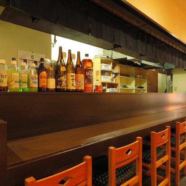 【カウンター席：8席】当店のカウンター席は8席あり、明るく開放的な店内でお仕事帰りのサク飲みやデート、ご夫婦でのお食事にも最適です。 目の前で串揚げを焼き上げる様子を眺めながら、香ばしい香りと共に心を満たす料理をお楽しみいただけます。料理のプロセスを感じることで、より一層特別な体験が広がります♪