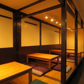 アットホームな雰囲気の店内に、2名様用テーブルが1卓用意されています。デートやご夫婦での特別なひとときを、心地よい空間でお楽しみください。香ばしく焼き上げた串焼きや、新鮮な食材を使った料理が、あなたの会話をさらに弾ませます♪