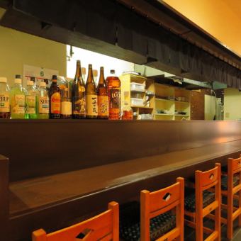 開放的な店内に広がるカウンター席は8席、どなたでも気軽に立ち寄れる心地よい空間です。バリエーション豊富な料理が、目の前で仕上げられる様子を楽しみながら、特別な瞬間をお過ごしください♪ 女性のお一人様も大歓迎。リラックスしながら、心温まる味わいをお楽しみいただけます★
