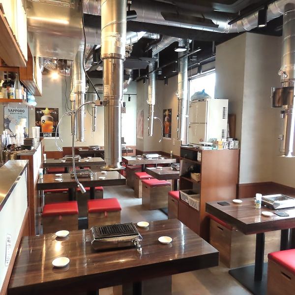 【オープンなテーブル席｜宴会最大44名様迄OK】新橋のホルモン焼肉店で、仕事終わりの飲み会・宴会を楽しみませんか？同僚や友人と賑やかに楽しめるテーブル席は2～12名様まで利用可能。宴会最大44名様迄、貸切は40名様～ご予約承っております！焼肉の香ばしい香りを楽しみながら、寛ぎのひと時をお過ごしください♪