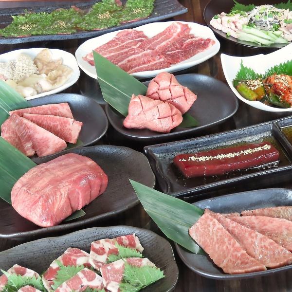 【新橋で飲み会・宴会におすすめの焼肉店】当店では、芝浦市場より直送された新鮮なホルモンを“お塩”で楽しめます。自慢のホルモンをはじめ、厳選された黒毛和牛やA5宮崎牛なども味わえる2時間飲み放題付コースは《全10品5,980円～》ご用意！全コース《お通し・ごはん4種食べ放題》で満足度抜群です♪※単品飲み放題あり