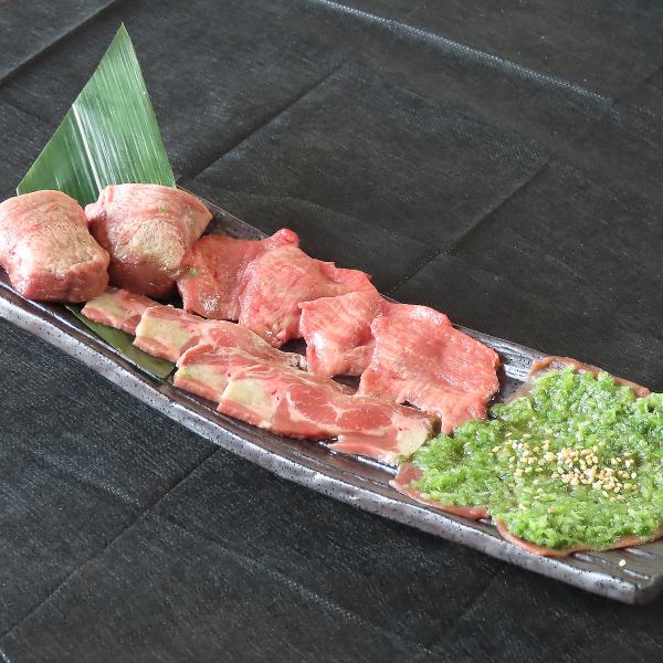 ご注文率No.1！マンモス名物★『牛タン盛り合わせ』！新橋で芝浦市場直送の食材が食べられる焼肉店。