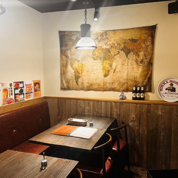 店内はアメリカンで海外を感じさせる雰囲気。天然の木など自然にこだわった造りとなっています。1名様から大人数のご利用も可能です！宴会にぴったりのコースのご用意もしております。