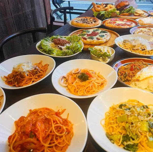飲み放題コースあります！サラダやお肉料理、パスタ、デザートなどご用意してます。