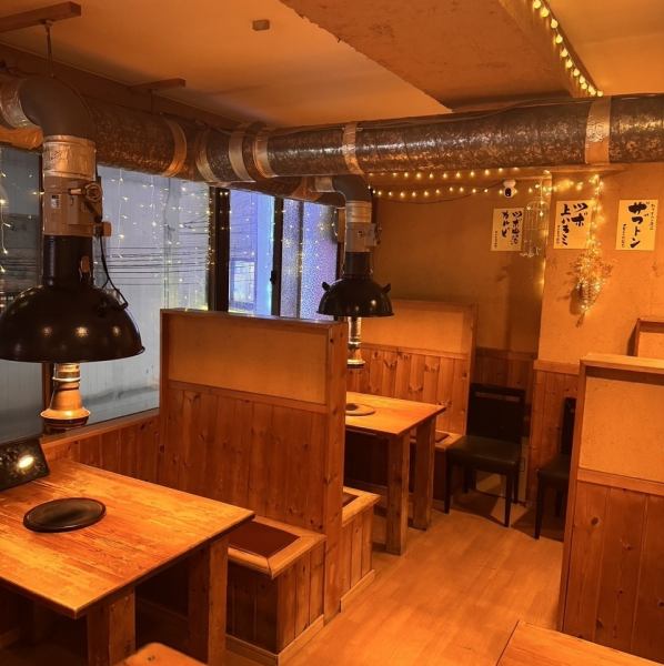 8名様用の席もあり、大人数での宴会にも対応しております!大切な友人とのプライベートな時間をお楽しみいただくことができます。使い方が自由な大きなテーブルです。