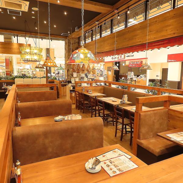 《木の温もりを感じるお洒落な店内》昼はお子様連れ歓迎の良質なイタリアンレストラン。夜はあたたかい雰囲気の中にも色気を感じるイタリアンバルに変化するので、女子会や会社のお集まりにもぴったりです。ゆったり寛げるソファー席も完備！（※準備中の為系列店の写真になります）