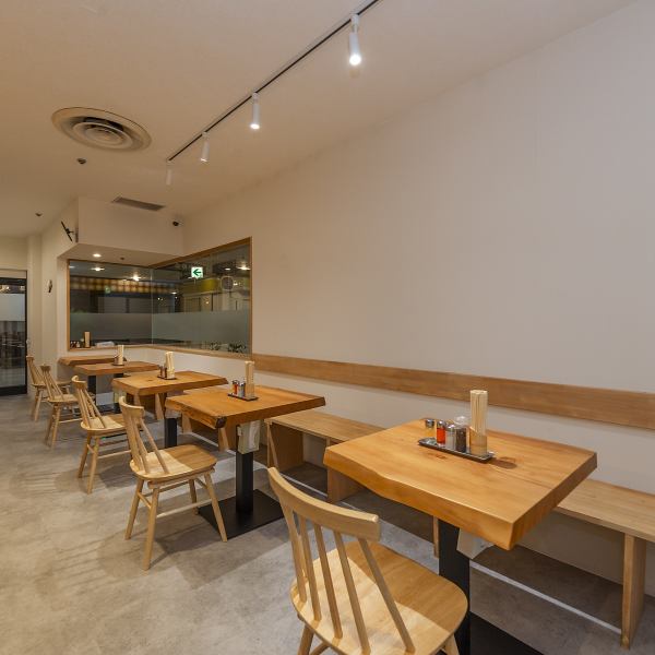 一見、カフェのような明るく綺麗な店舗は、商談や同僚とのひとときは勿論、お洒落に楽しみたい女子会や大切なデート、誕生日・記念日のお祝いにもぴったり♪こだわりのインテリアの中、笑顔溢れる素敵な時間をお楽しみください♪