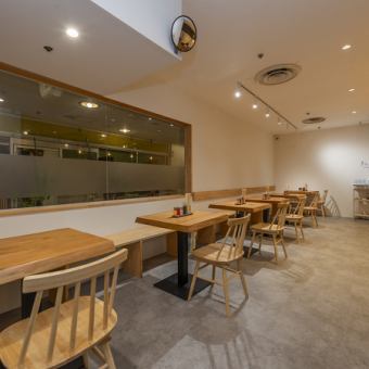 2名掛けのテーブルを6席ご用意！人数に合わせてレイアウトを変更できるため、ご家族での団欒、ご友人との飲み会、女子会など様々なシーンに柔軟に対応いたします◎渡辺通の喧騒を忘れる静かな異次元空間で、会話が弾むこと間違いなし♪美味しい料理を囲みながら、ワイワイ楽しいひとときをお過ごしください！
