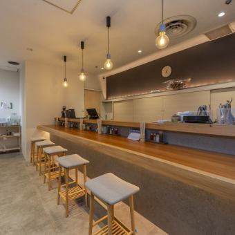一見カフェのような明るく洗練されたカウンター席は全5席♪お仕事帰りのサクッと飲みや日常の食事はもちろん、大切な方とのデートにも最適な特等席です◎ゆったりとした距離感で、誕生日や記念日のお祝いにもぴったり。歴史ある伝統の味に舌鼓を打ちながら、お二人だけの特別な時間をオシャレに演出いたします！