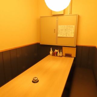 4名様でお使いいただける半個室のお席もあります。